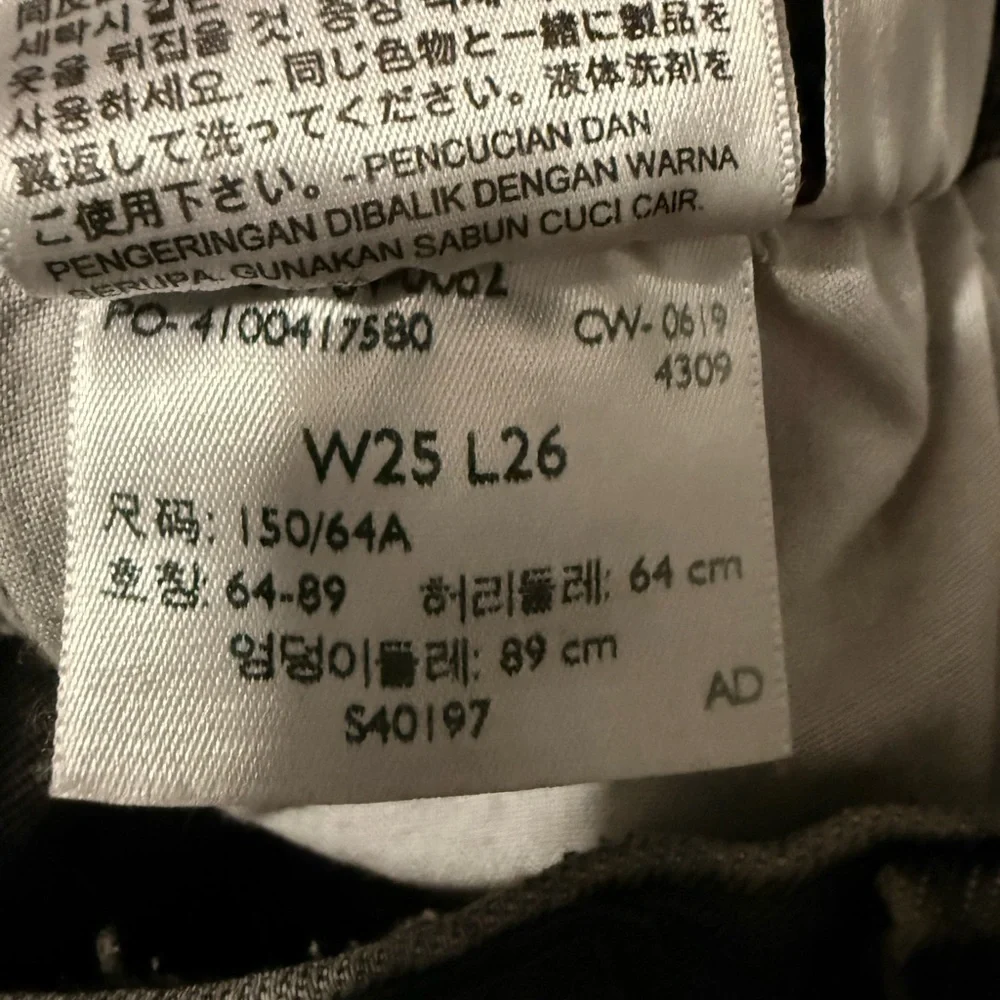 Levi's Women’s Wedgie Straight Faded Black Denim Jeans. W25” x L26”. - Picture 10 of 12